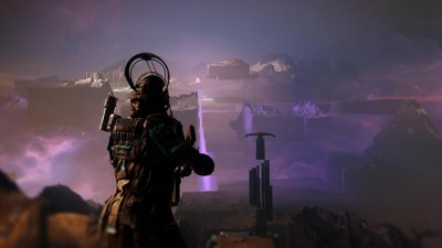 لقطة شاشة من لعبة Destiny 2: The Final Shape تعرض شخصية تحمل سلاحًا بينما تنظر إلى منظر طبيعي شاسع.