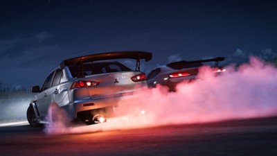 Forza Horizon 5 – snímek ze hry zobrazující dva sportovní vozy závodící v noci.