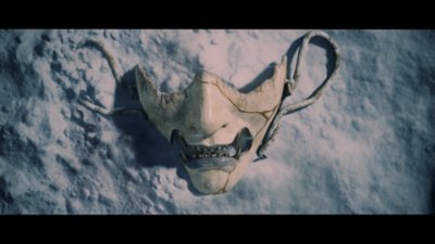 Ghost of Yōtei - Capture d'écran de cinématique montrant un masque de guerrier dans la neige.