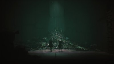 Little Nightmares III - Screenshot che mostra i personaggi davanti a una pila di macerie