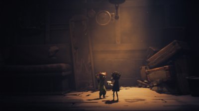 Little Nightmares III - Screenshot di Low e Alone di fronte a uno specchio rotto