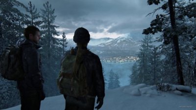 Captura de pantalla de The Last of Us Part II Remastered que muestra a Abby contemplando un paisaje nevado, con un pueblo a lo lejos.